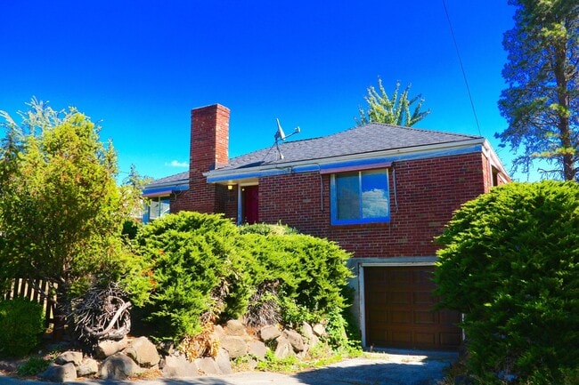 Building Photo - Cozy Seward Park Home with Large Yard!