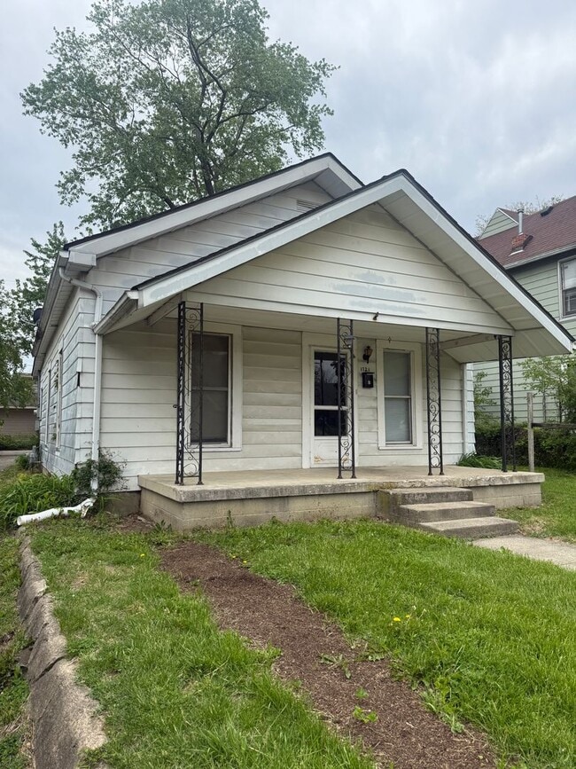 Building Photo - 2 Bed 1 Bath - Off Street Parking/Washer Dryer Hook Up!