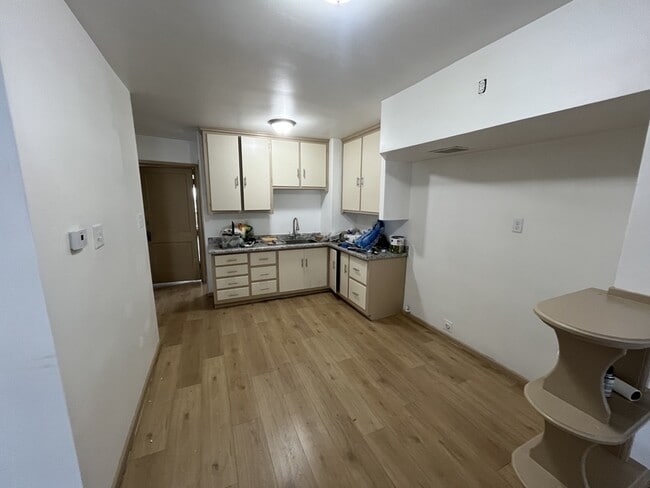 Photo - 412-412 N Lake St