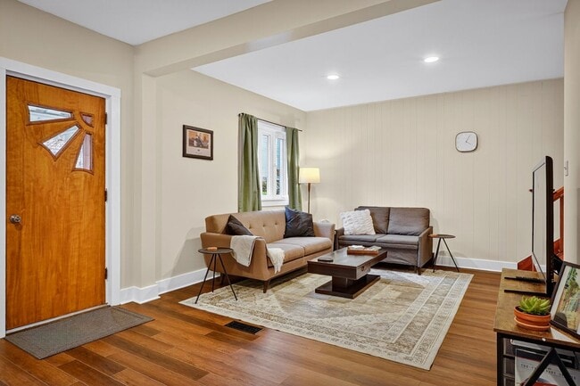 Photo - 3225 Mary St