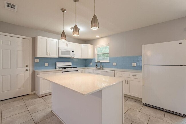 Photo - 310 E Grady Dr