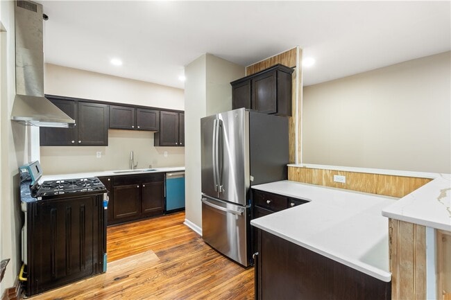 Photo - 483 Alexander St