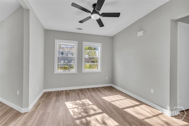 Photo - 832 W 44th St