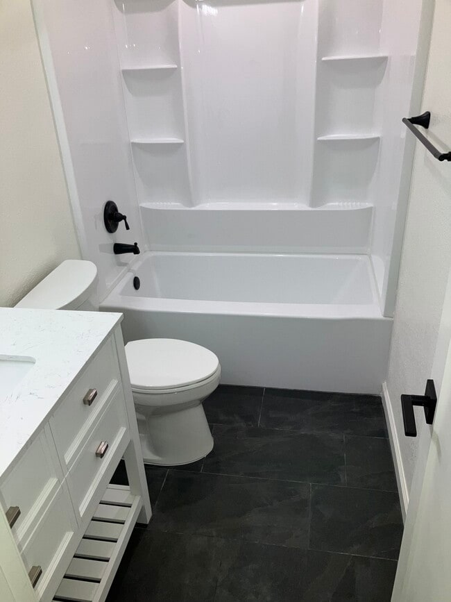 Bath w/ tub - 4183 S Mill Ave