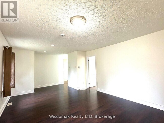 Photo - 6481 Erwin Crescent