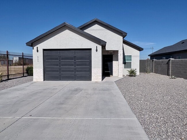 Building Photo - 930 E Glorietta Dr