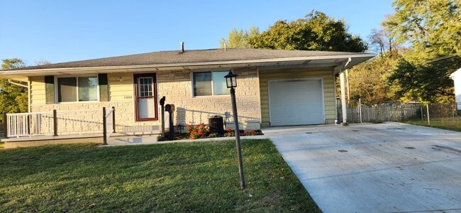 Building Photo - 1323 Essex Dr