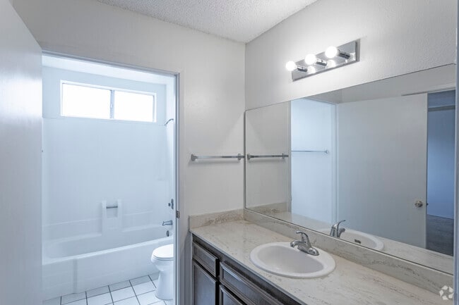 1 BR, 1 BA - 615 SF