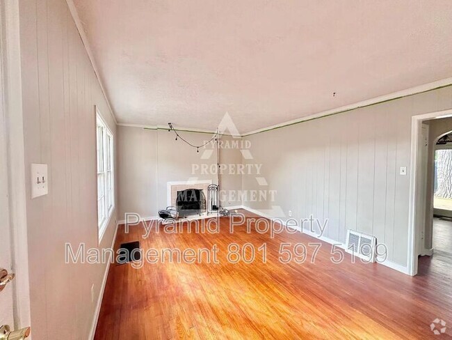 Building Photo - 1409 E Redondo Ave Rental