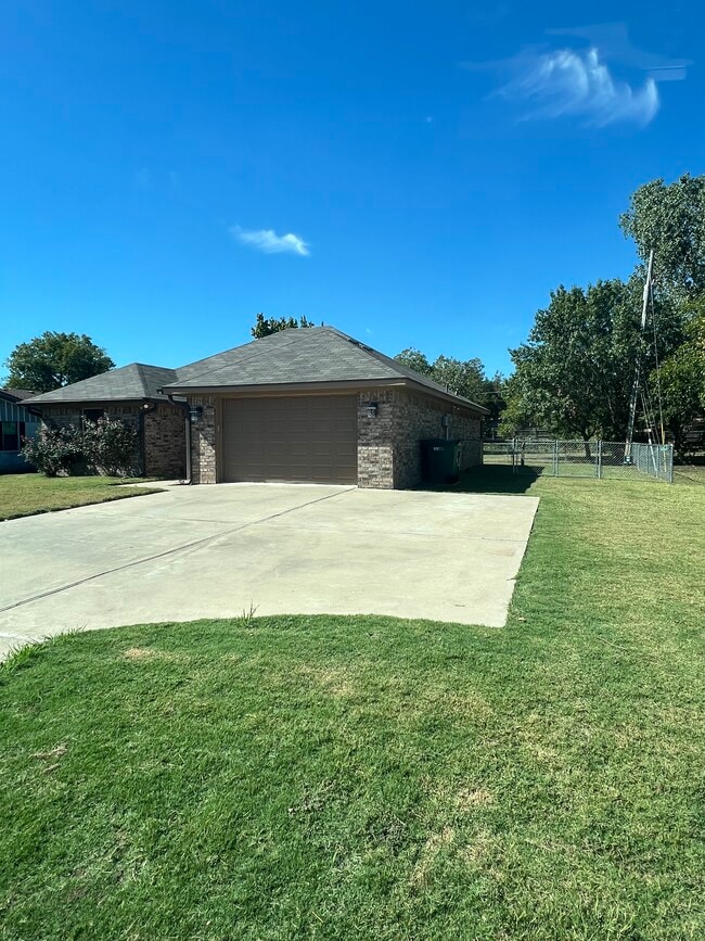 Photo - 306 Lux Dr