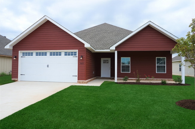 Building Photo - 4 Bedroom, 2 Bath Home in The Orchard Subd...