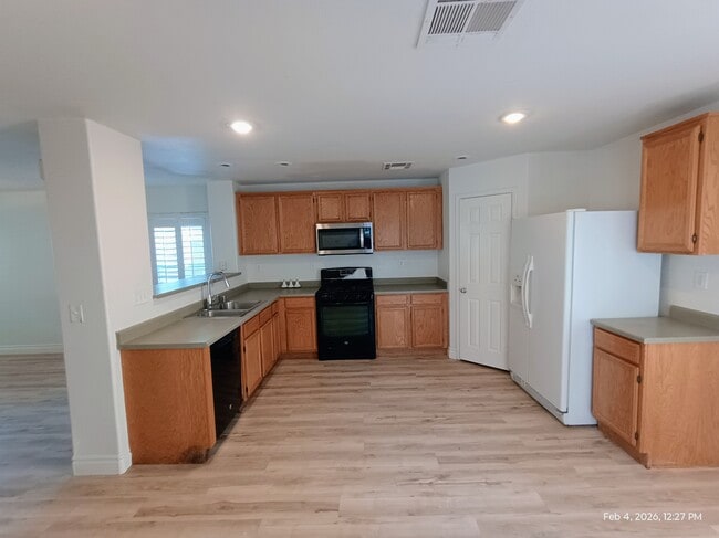 Photo - 674 Iron Bridge St