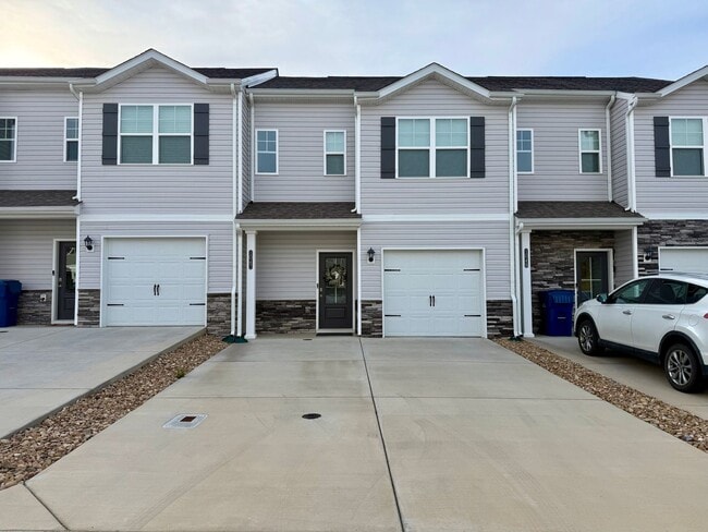 Building Photo - 3 Bedroom Condo Central Jonesborough