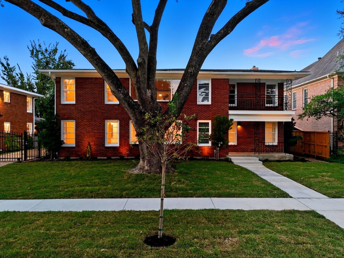 Photo - 2330 Wordsworth St