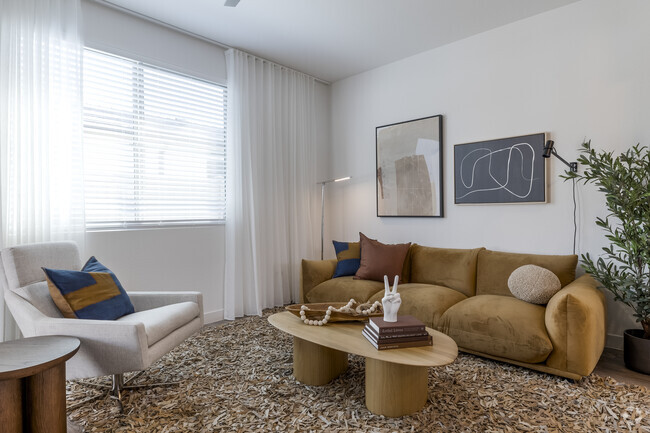 1BR, 1BA - 664SF - Living Room