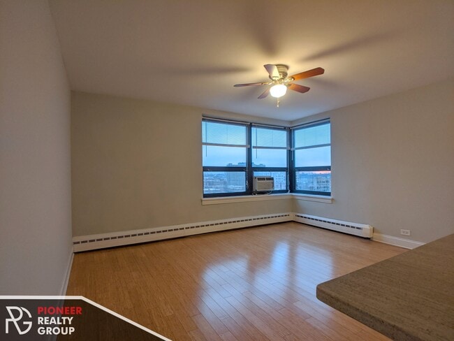 Building Photo - 429 W Wellington Ave Unit 12D