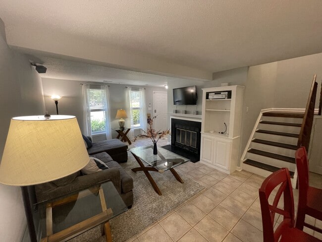 Sala de estar (esquina opuesta a la entrada) - 4204 Whistler Ct