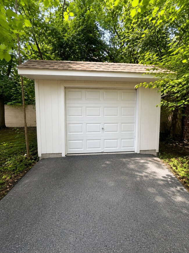 1462 Parkhill Rd