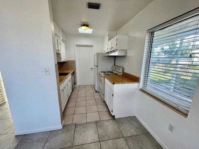 Photo - 22086 Beverly Ave