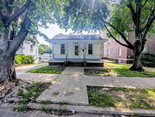 Building Photo - Remodeled 2-Bedroom Home with Spacious Living Areas, Basement & Off-Street Parking