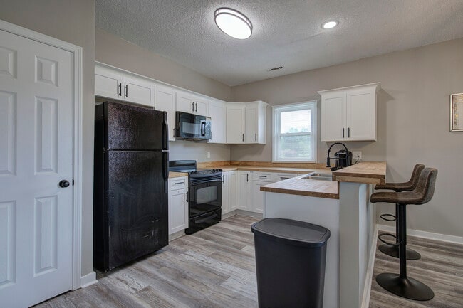 Shared Kitchen - 227 Saint Elmo Cir