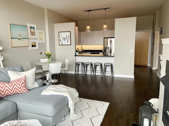 Building Photo - 15 S Throop St Unit 403