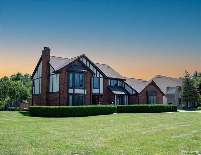 6651 Arlington Dr