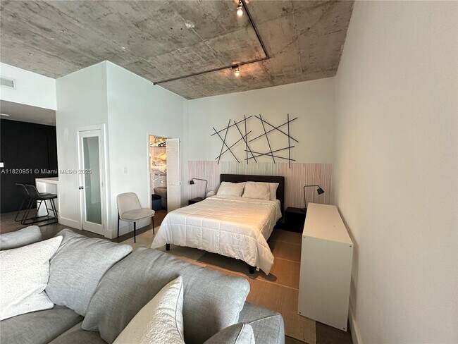 Building Photo - 1000 West Ave Unit PH21 Rental