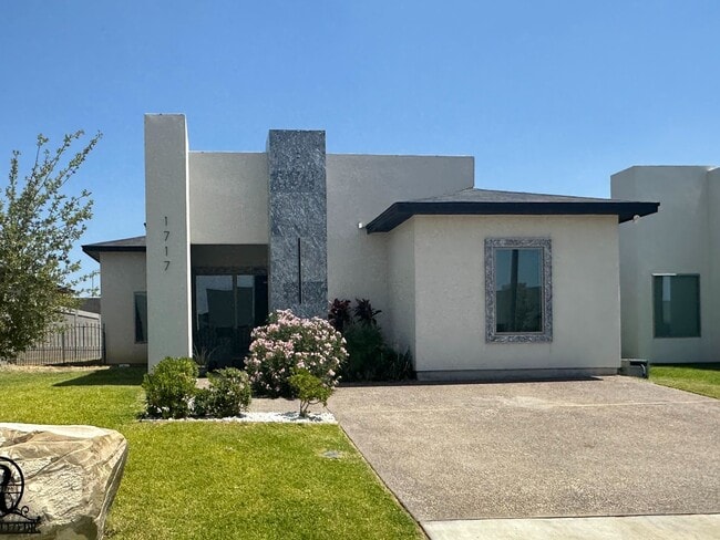 Building Photo - 1717 Fresnillo Dr