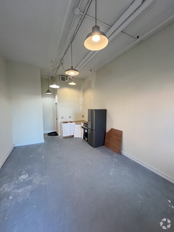 Building Photo - 524 Harrison Ave Unit 1B-R Rental