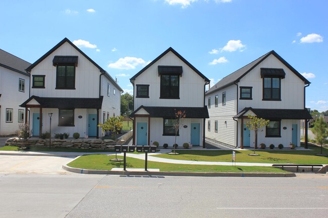 Photo - 533 W Dallas St