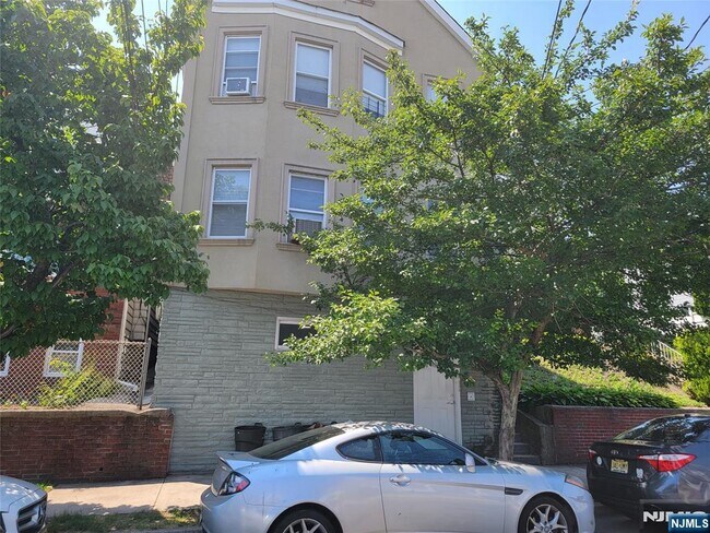 Building Photo - 165 Corabelle Ave Unit 2