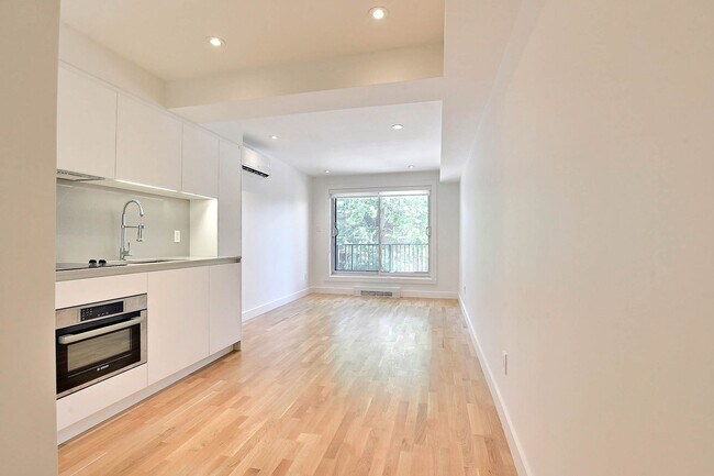 Building Photo - 3195 Av. Van Horne Unit 205