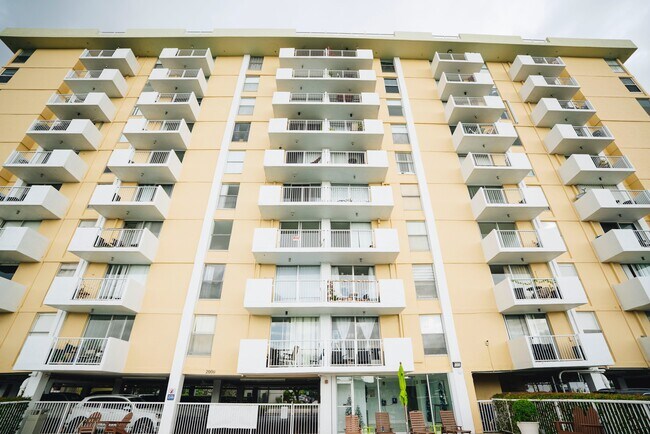 Building Photo - 2000 NE 135th St Unit 410