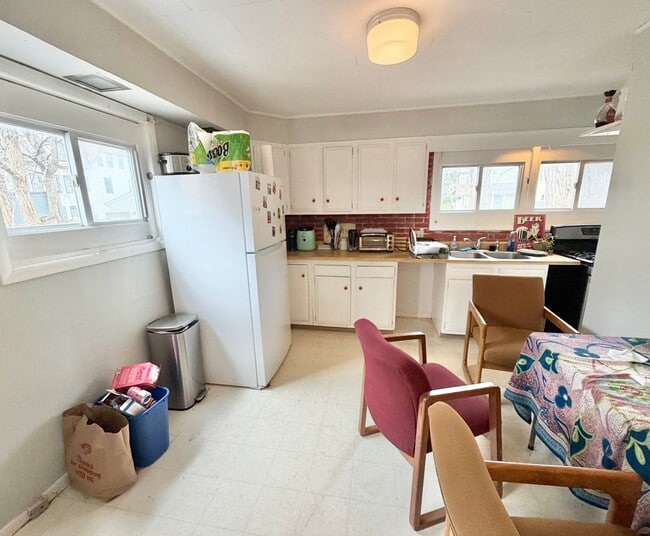 Photo - 3 Bedroom Apartment in Burlington VT Available 6/1! Unidad 2