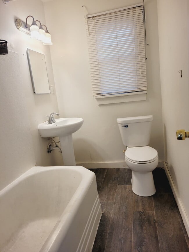 Photo - 2124 W 1st St