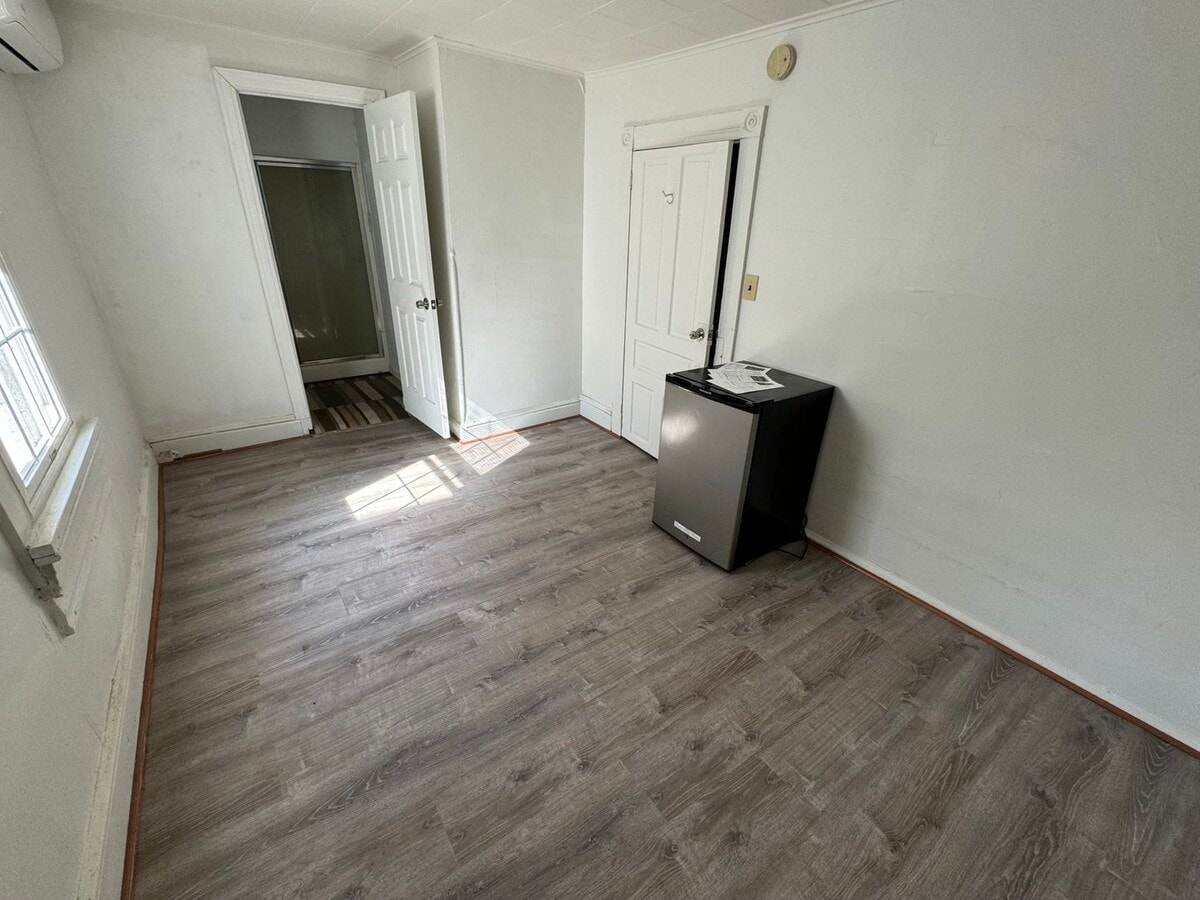 Photo - Second-Floor Studio - Weekly Rent