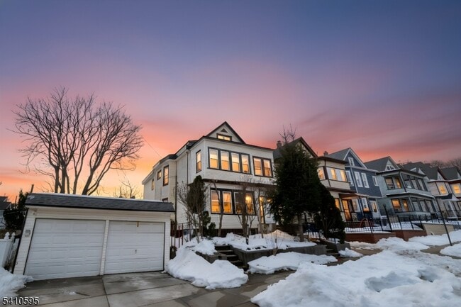 Building Photo - 335 Boulevard