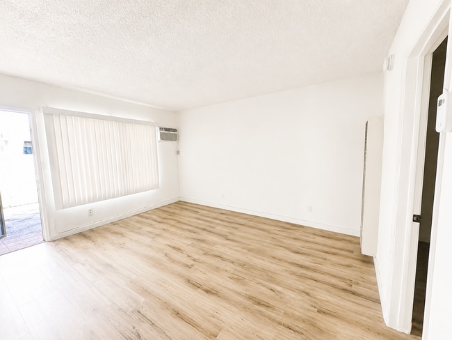 Building Photo - 5242 Cahuenga Blvd Unit Apt #3