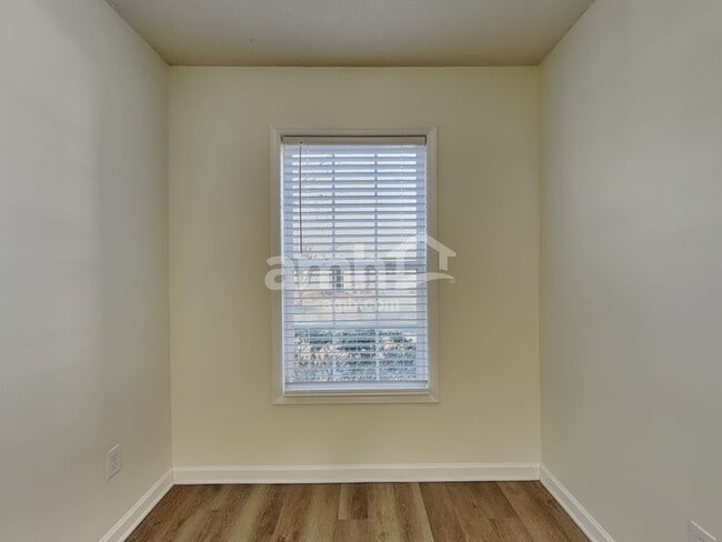 Photo - 105 Exeter Ct