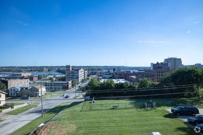 2BR, 1BA - 950SF Views