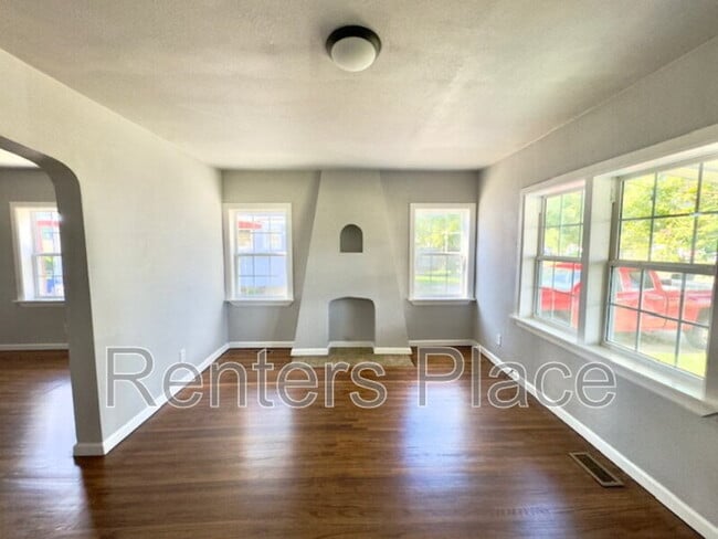 Photo - 415 E 5th St