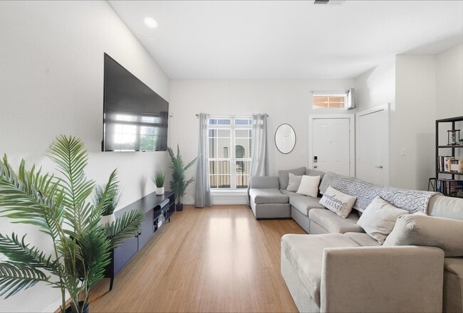 Building Photo - 806 Jackson Hill St Unit 203