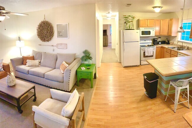 Photo - 215 Pompano Ln