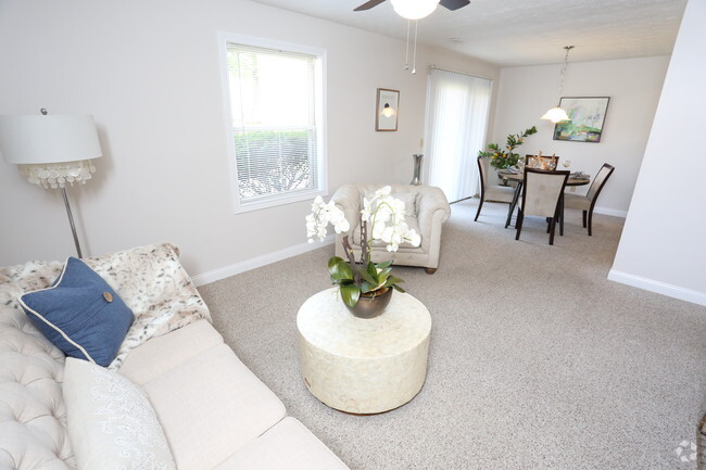 1BR, 1BA - 750 SF - Living Room
