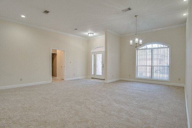 Photo - Festive Move-In Special! 4BR/3BA Lenox Gem... Apartamento