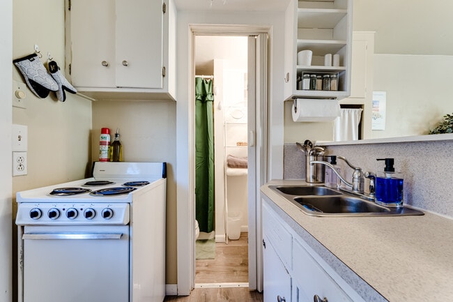 Photo - 729 E 18th Aly