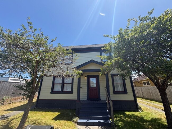 Building Photo - 634 G St Unit 634 G St. B