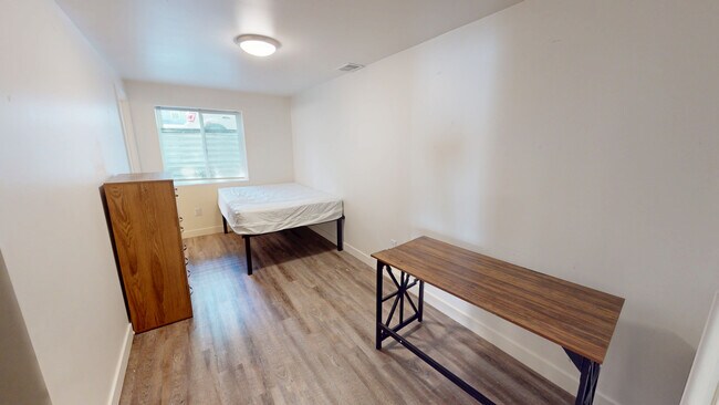 Unidad 1 - 1104 S Forest Ave