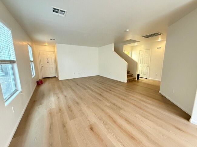 Building Photo - Carry Over Showing: This property has been shown before and will be rented to the first most qual...